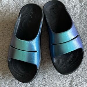 OOFOS  Metallic blue/Aqua    SIZE w7  m5